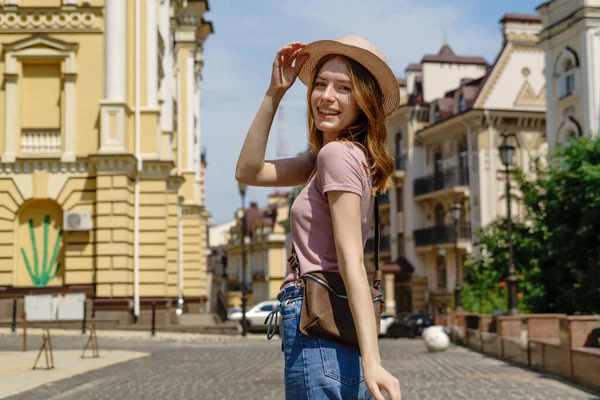 Piękna młoda kobieta turysta Przyjemny spacer w centrum miasta — Zdjęcie stockowe