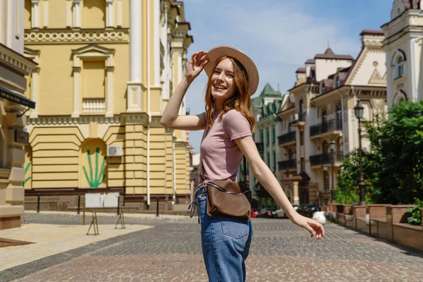 Vacker ung kvinna turist Trevlig promenad i centrum — Stockfoto