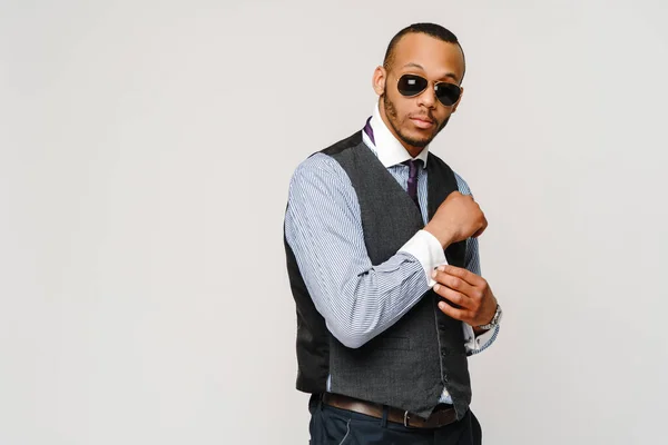 Afroamerikanischer Geschäftsmann mit Brille vor grauem Hintergrund — Stockfoto