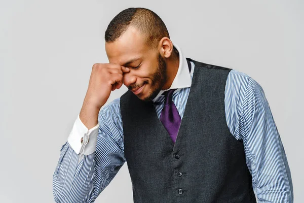 Jonge Afro-Amerikaanse zakenman raakt hoofd vanwege hoofdpijn en stress — Stockfoto