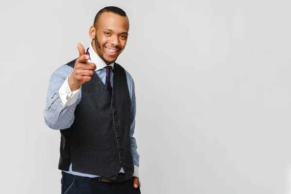 Schöner amerikanisch-afrikanischer Mann, der vor grauem Hintergrund auf dich zeigt — Stockfoto