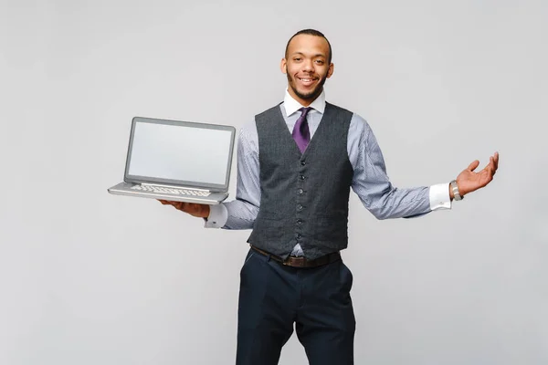 Hombre de negocios afroamericano profesional sosteniendo computadora portátil —  Fotos de Stock