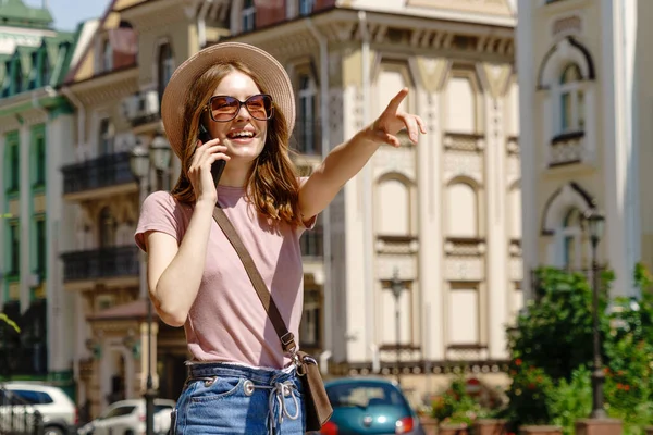 시티 센터에 있는 아름다운 젊은 여자 관광객이 전화로 이야기하는 모습 — 스톡 사진