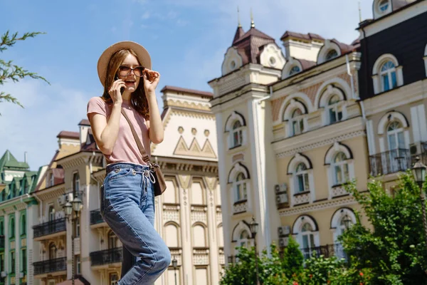 Bella Giovane turista nel centro della città parlando al telefono — Foto Stock