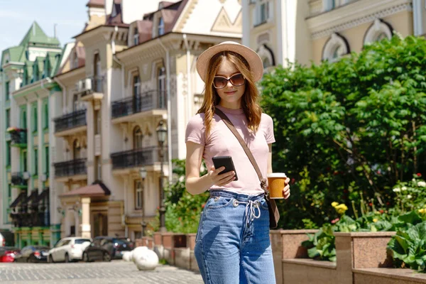 Bella Giovane turista donna con caffè da asporto nel centro della città parlando al telefono — Foto Stock