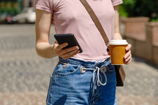 Bella Giovane turista donna con caffè da asporto nel centro della città parlando al telefono — Foto Stock
