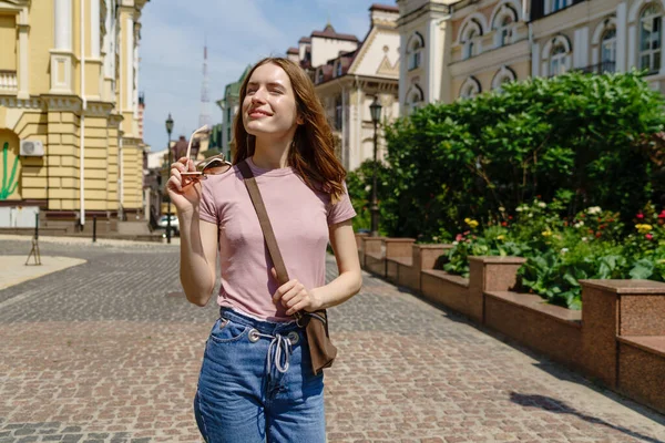 Bella giovane donna passeggiata turistica nel centro della città — Foto Stock