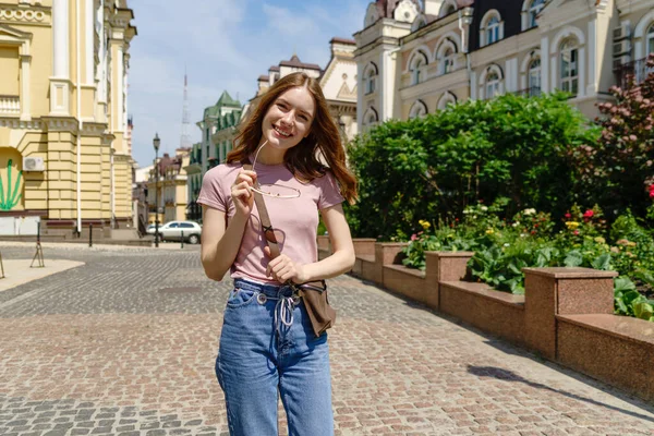 Bella giovane donna passeggiata turistica nel centro della città — Foto Stock