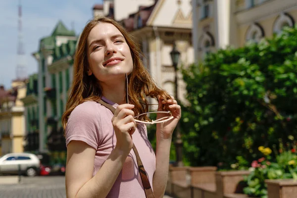 Bella giovane donna passeggiata turistica nel centro della città — Foto Stock