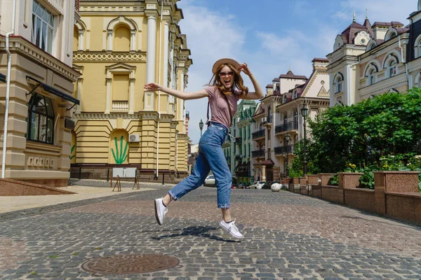 Bella giovane donna turista che cammina e salta nel centro della città — Foto Stock