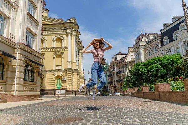 Bella giovane donna turista che cammina e salta nel centro della città — Foto Stock