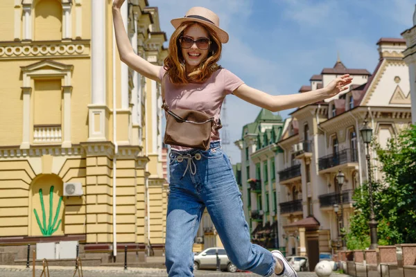 Молодая туристка гуляла и прыгала в центре города — стоковое фото