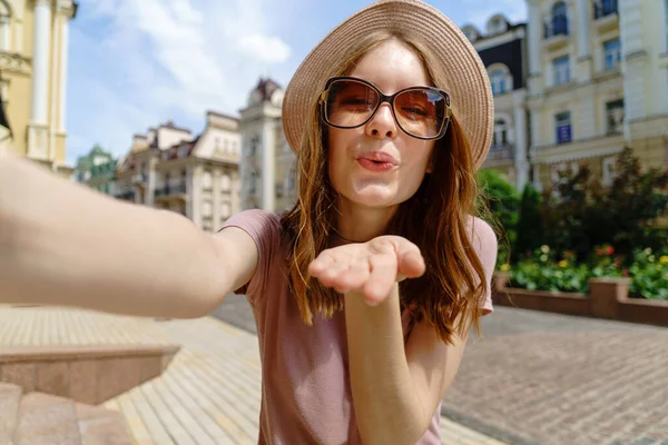 Mujer bastante joven en gafas haciendo selfie en el centro de la ciudad —  Fotos de Stock