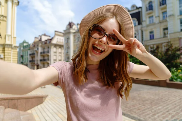 Mujer bastante joven en gafas haciendo selfie en el centro de la ciudad —  Fotos de Stock