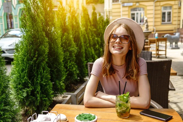 Giovane donna che beve cocktail mojito alla terrazza del caffè a caldo giorno d'estate — Foto Stock
