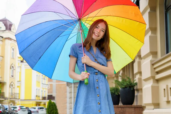 Mujer con paraguas colorido en el centro de la ciudad — Foto de Stock