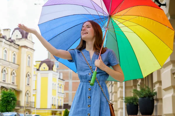 Mulher com guarda-chuva colorido no centro da cidade — Fotografia de Stock