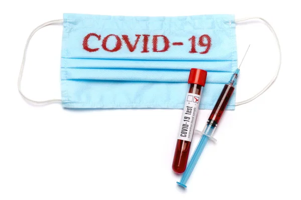 Tubo de análisis de sangre, jeringa y mascarilla protectora médica con signo COVID-19 aislado sobre fondo blanco con recorrido de recorte —  Fotos de Stock