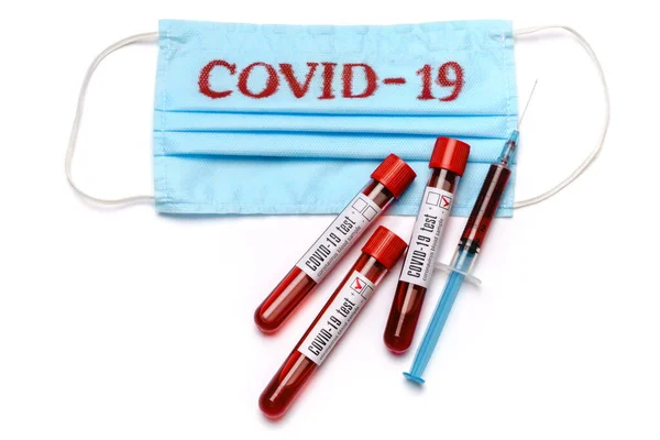Tubo per analisi del sangue, siringa e maschera protettiva medica con segno COVID-19 isolato su sfondo bianco con percorso di ritaglio — Foto Stock