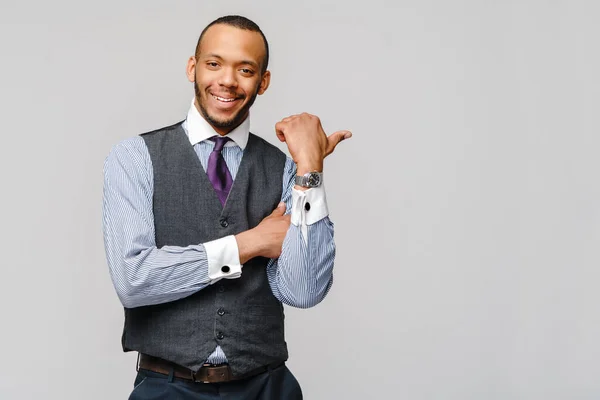Szczęśliwy afrykańsko-amerykański biznesmen pokazuje kciuk z uśmiechem na szarym tle — Zdjęcie stockowe