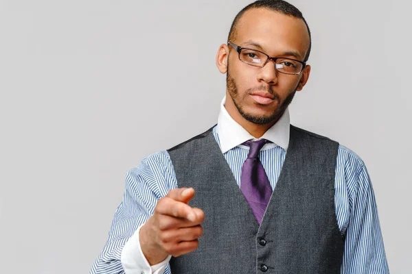 Schöner amerikanisch-afrikanischer Mann, der vor grauem Hintergrund auf dich zeigt — Stockfoto