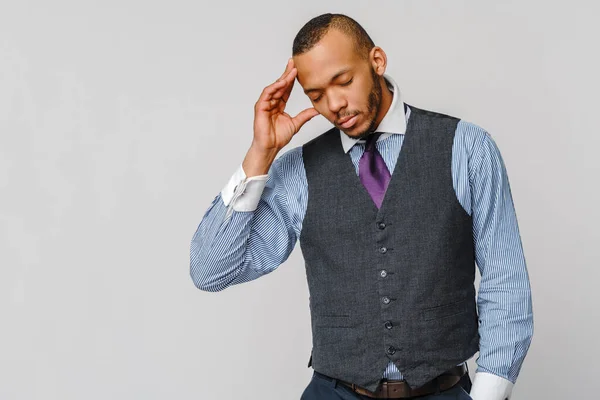 Jovem empresário afro-americano tocando a cabeça por causa da dor de cabeça e estresse — Fotografia de Stock