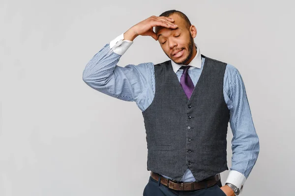 Jonge Afro-Amerikaanse zakenman raakt hoofd vanwege hoofdpijn en stress — Stockfoto