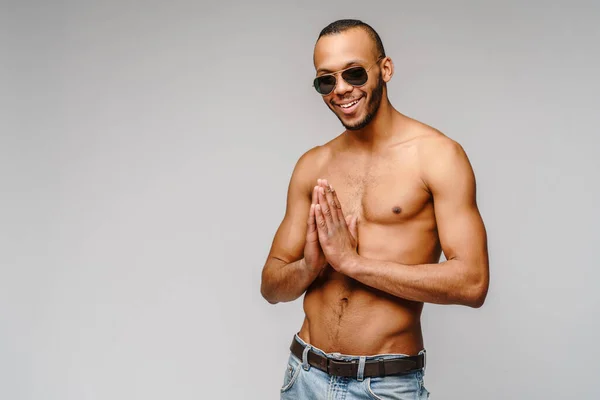 Sexig ung muskulös afrikansk amerikansk man skjorta utan solglasögon över ljusgrå bakgrund — Stockfoto
