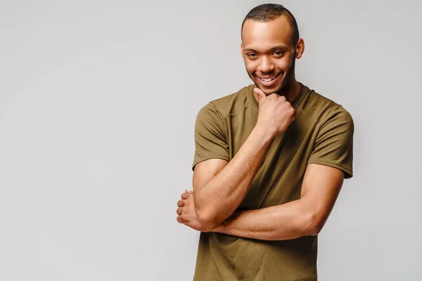 Portret van een jonge Afro-Amerikaanse man met een bril met mobiele telefoon. — Stockfoto