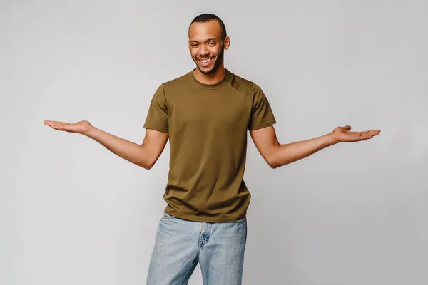 穿着绿色T恤的快乐友好的非洲裔美国年轻人 — 图库照片