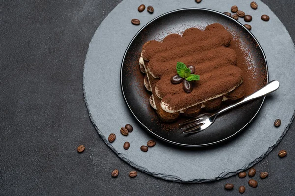 Klassieke tiramisu dessert op keramische plaat op beton achtergrond — Stockfoto