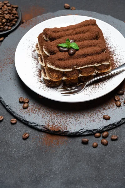 Klassisches Tiramisu-Dessert auf Keramikteller auf Betongrund — Stockfoto