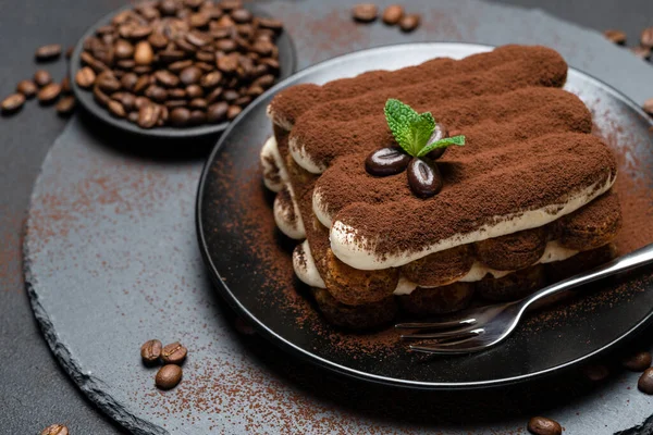 Classic tiramisu dessert on ceramic plate on concrete background — Stock Photo, Image