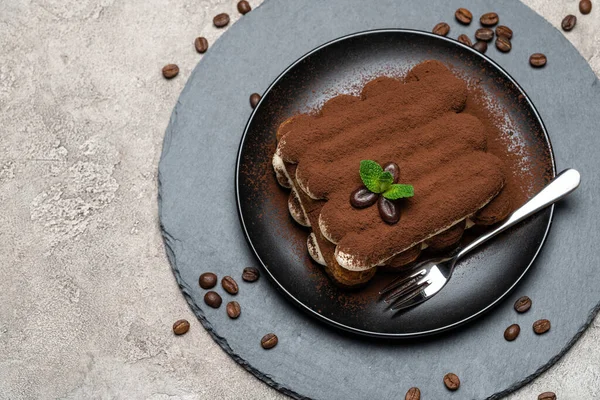 Dessert tiramisu classique sur plaque céramique sur fond de béton — Photo