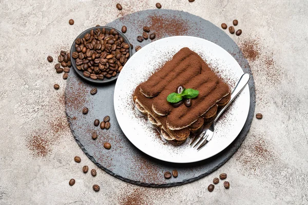 Klassisches Tiramisu-Dessert auf Keramikteller auf Betongrund — Stockfoto