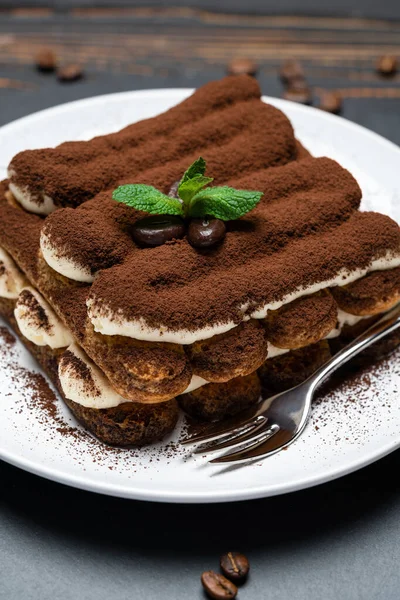 Postre tiramisú clásico sobre plato de cerámica sobre fondo de madera — Foto de Stock