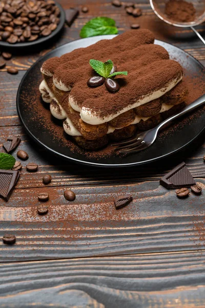 Klassisches Tiramisu-Dessert auf Keramikteller auf Holzgrund — Stockfoto