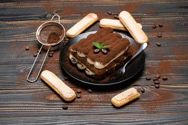 セラミックプレート上の古典的なティラミスデザートと木製の背景上のsavoiardiクッキー — ストック写真