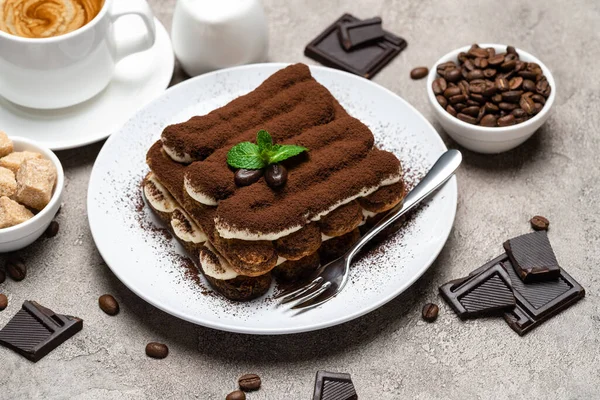Klassisches Tiramisu-Dessert, Tasse Kaffee, Zucker und Milch auf Betongrund — Stockfoto