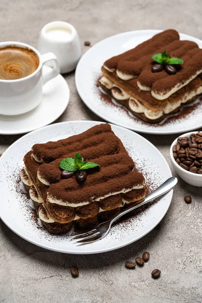 Postre tiramisú clásico, taza de café, azúcar y leche sobre fondo de hormigón — Foto de Stock