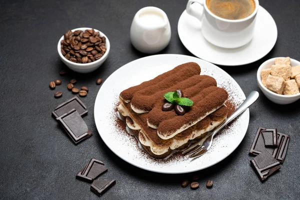 Klassisches Tiramisu-Dessert, Tasse Kaffee, Zucker und Milch auf Betongrund — Stockfoto