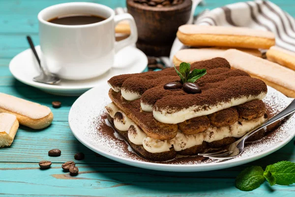 Klasik tiramisu tatlısı, bir fincan kahve ve ahşap arka planda savoiardi kurabiyesi. — Stok fotoğraf