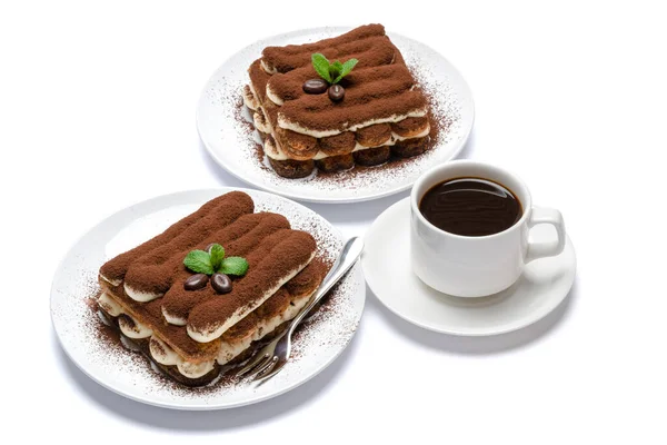 Duas porções de sobremesa tiramisu clássico e xícara de café expresso fresco isolado em fundo branco com caminho de recorte — Fotografia de Stock