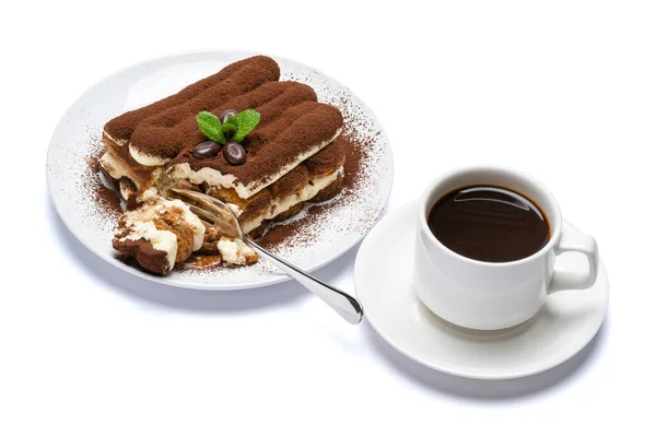Часть классического десерта тирамису и чашку свежего кофе эспрессо изолированы на белом фоне с вырезкой путь — стоковое фото