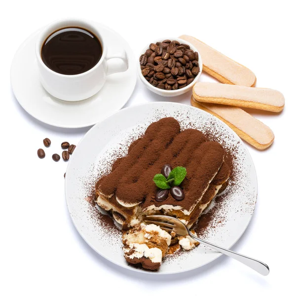 Часть классического десерта тирамису, печенье savoiardi и чашку свежего кофе эспрессо изолированы на белом фоне с вырезкой путь — стоковое фото