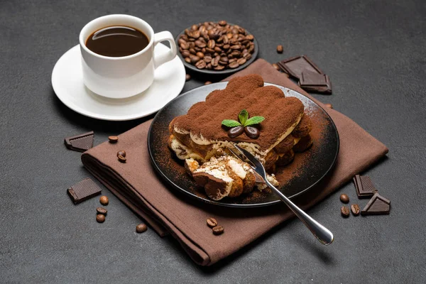 Porcja klasycznego deseru tiramisu i filiżanka świeżej kawy espresso na betonowym tle — Zdjęcie stockowe