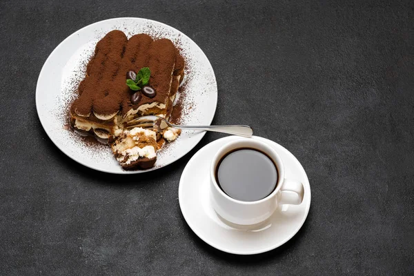 Porcja klasycznego deseru tiramisu i filiżanka świeżej kawy espresso na betonowym tle — Zdjęcie stockowe