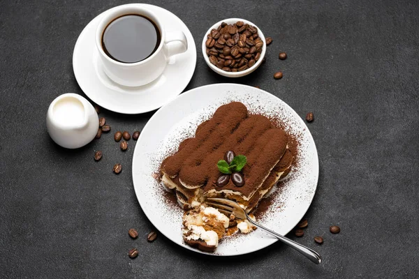 Portion de dessert tiramisu classique et tasse de café expresso frais sur fond de béton — Photo