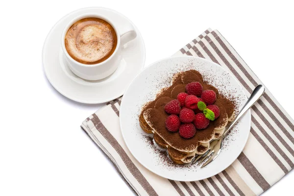 Porción de clásico postre tiramisú con frambuesas y taza de café fresco caliente aislado sobre fondo blanco - camino de recorte — Foto de Stock