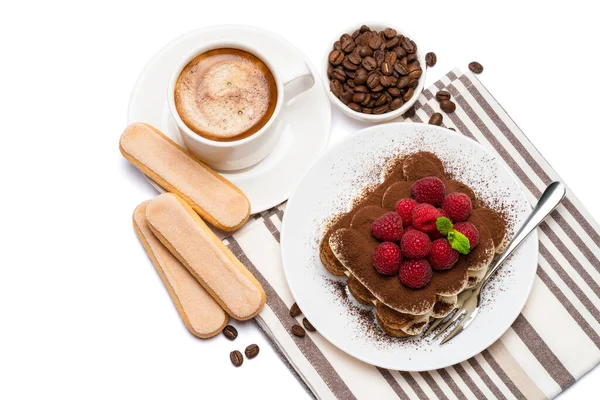 Portion de dessert tiramisu classique avec framboises et tasse d'expresso chaud frais isolé sur fond blanc - chemin de coupe — Photo